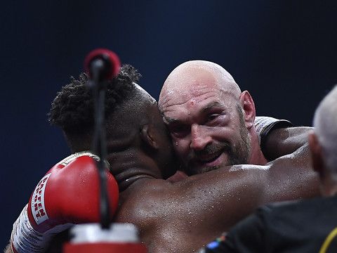 Fury s'en sort, mais Ngannou tout proche de l'exploit