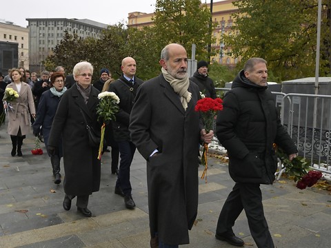 Des Russes commémorent les victimes de Staline malgré la répression