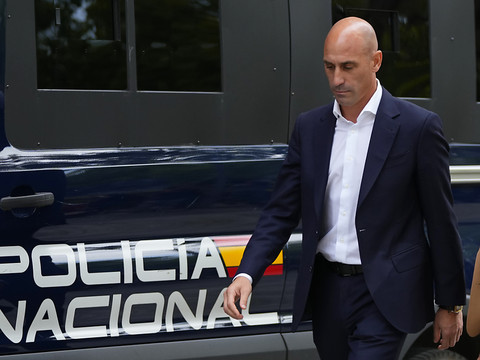 Rubiales suspendu trois ans par la FIFA pour son baiser forcé