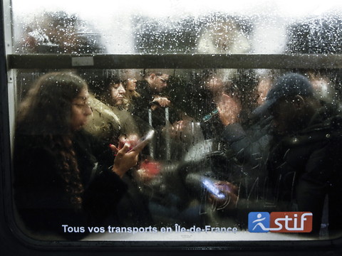 La police maîtrise une femme qui tenait des propos menaçants
