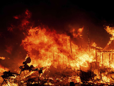 Des milliers de personnes menacées par un incendie en Californie