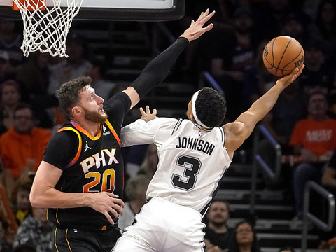 Un temps menés de 20 points, les Spurs battent les Suns