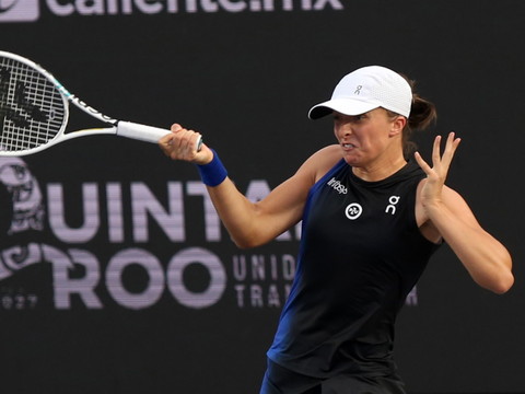 Swiatek domine Gauff et se rapproche des demies