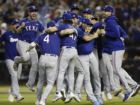 Les Texas Rangers remportent les World Series pour la première fois - RJB votre radio régionale