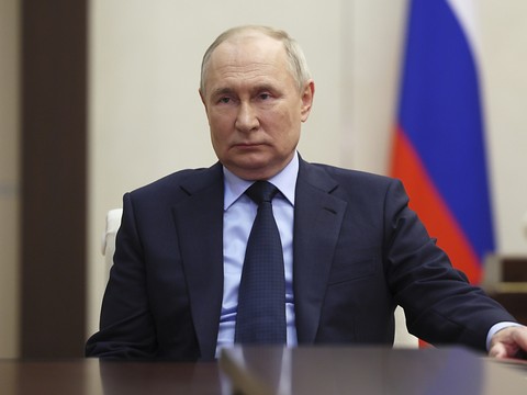 Poutine signe la sortie de la Russie du traité sur le nucléaire