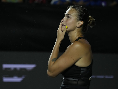 Le choc Sabalenka-Rybakina stoppé par la pluie