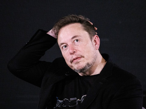 Elon Musk présente Grok, son interface d'IA générative