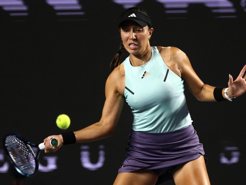 Pegula domine Gauff et passe en finale malgré la pluie