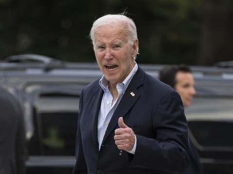 A un an de la présidentielle, les sondages accablent Biden