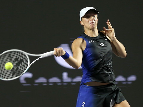 Swiatek domine Sabalenka en demies