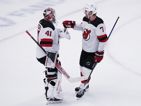 Les Devils gagnent sans Hughes ni Hischier