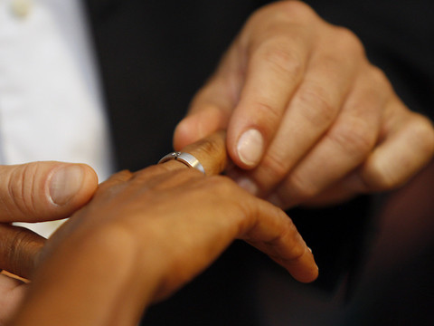 Une commission veut mieux lutter contre les mariages avec un mineur