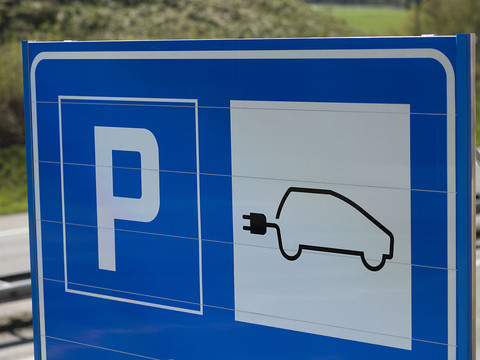 Les véhicules électriques seront taxés comme les autres dès 2024
