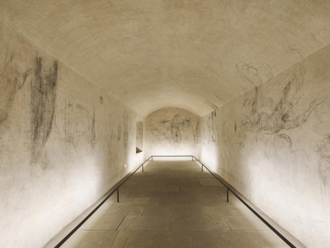 Sur les murs d'un cellier, des croquis 