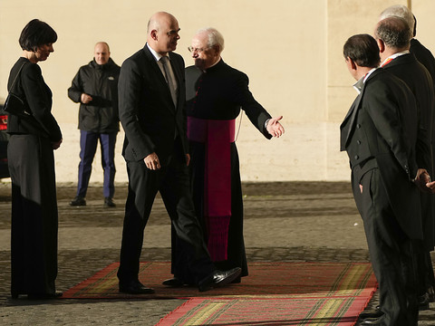 Alain Berset offre au pape un bulletin météorologique de 1921