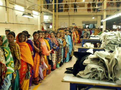 Affrontements entre la police et des milliers d'ouvriers du textile au Bangladesh