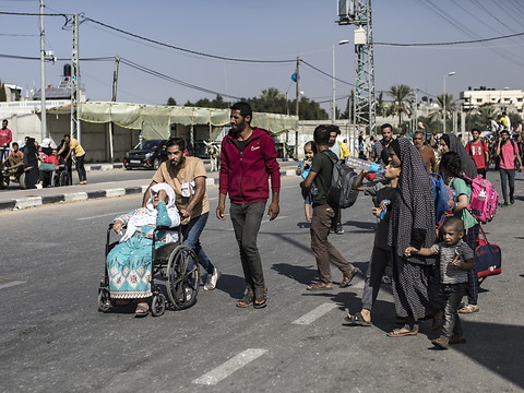 Des milliers de civils fuient Gaza, pourparlers sur une trêve