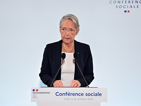 La première ministre française échappe à une 24e motion de censure