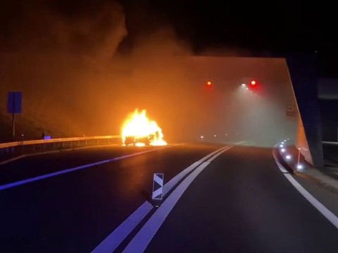 Un véhicule en feu sur l'autoroute A16 près de Choindez