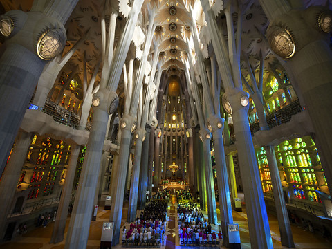 La Sagrada Familia de Barcelone illumine ses nouvelles tours