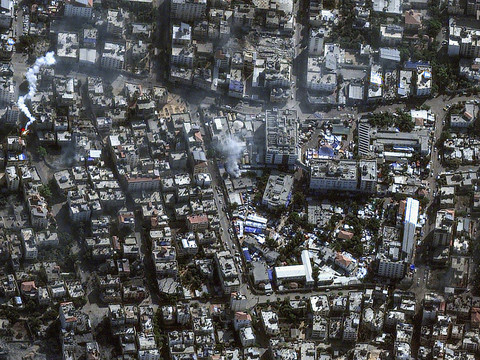 Milliers de Palestiniens coincés dans le principal hôpital de Gaza