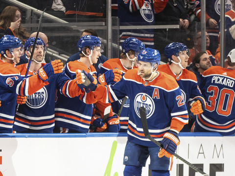 Les Oilers gagnent pour les débuts de leur nouveau coach