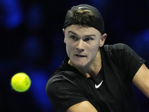 Rune profite de l'abandon de Tsitsipas