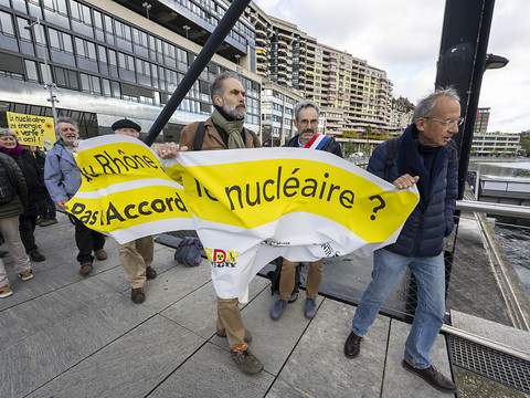 Action écologiste transfrontalière au Seujet (GE), robinet du Léman