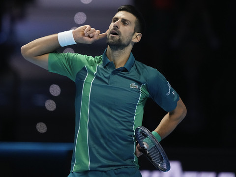 Le No 1 mondial domine Alcaraz et rejoint Sinner en finale
