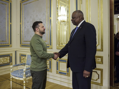 Washington annonce une nouvelle aide, le chef du Pentagone à Kiev