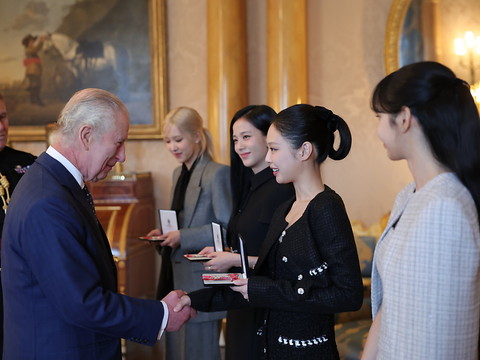 Le groupe féminin de K-pop Blackpink décoré par le roi Charles III