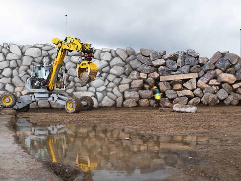 Une pelleteuse robotisée construit des murs écologiques