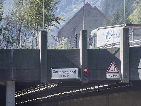 Le tunnel routier du Gothard fermé vendredi matin après un incendie