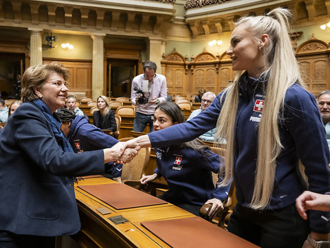 Les footballeuses suisses accueillies par Viola Amherd au Palais