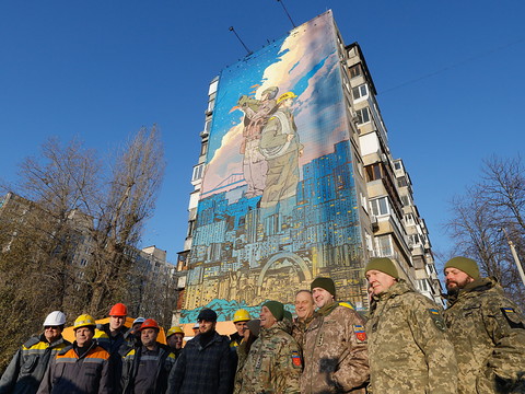 Zelensky sur le front est, six morts dans des frappes russes