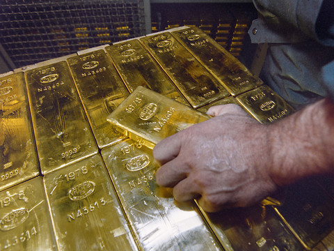 L'or bat son record historique à plus de 2100 dollars l'once