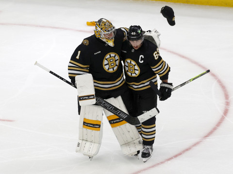 Les Bruins à hauteur des Rangers