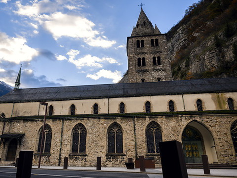 Abbaye de St-Maurice: une aide extérieure laïque 