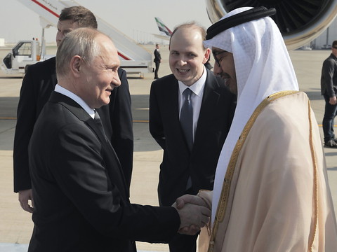 Vladimir Poutine reçu avec les honneurs à Abou Dhabi