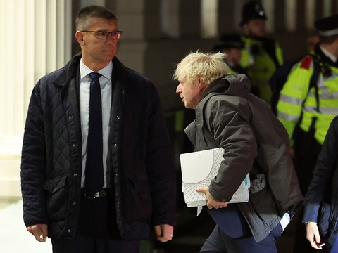 Enquête sur le Covid: Boris Johnson présente ses excuses