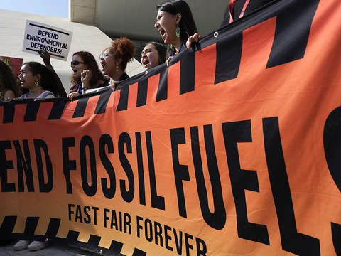 La COP28 suspendue à un nouveau texte sur les énergies fossiles
