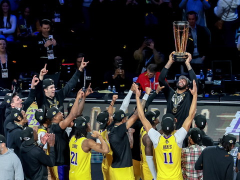 LeBron James et les Lakers remportent un trophée tout neuf