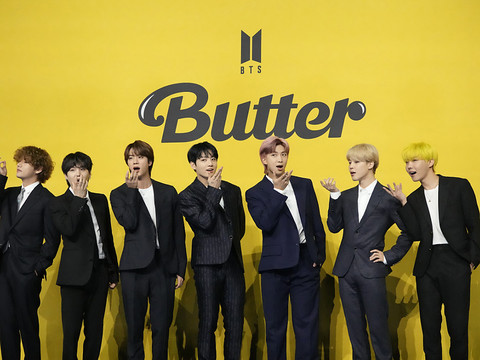 Deux membres du groupe de K-pop BTS débutent leur service militaire