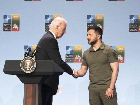 Zelensky aux Etats-Unis avec l'espoir de débloquer des fonds