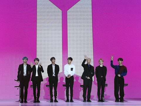 Les derniers membres du groupe de K-pop BTS enrôlés dans l'armée