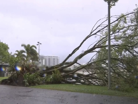 Un cyclone tropical se renforce en se dirigeant vers l'Australie