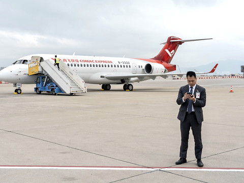 La Chine présente son premier avion de ligne, le C919, à Hong Kong