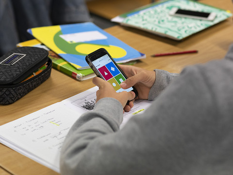 Le gouvernement veut interdire le mobile de l'école au lycée