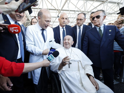 Le chirurgien du pape soupçonné de faux en écriture