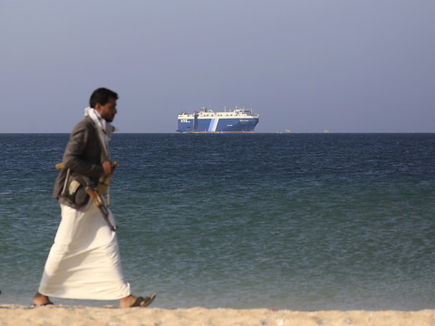 Les Houthis revendiquent une attaque contre un cargo en mer Rouge